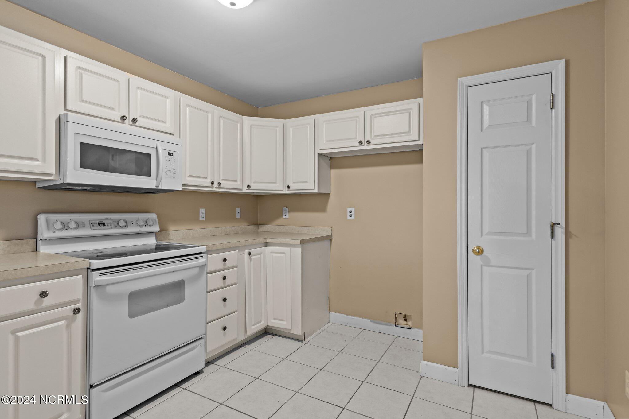 404 Commerce Avenue, Unit B Morehead City, NC 28557 - Photo 12 of 46 Kitchen
