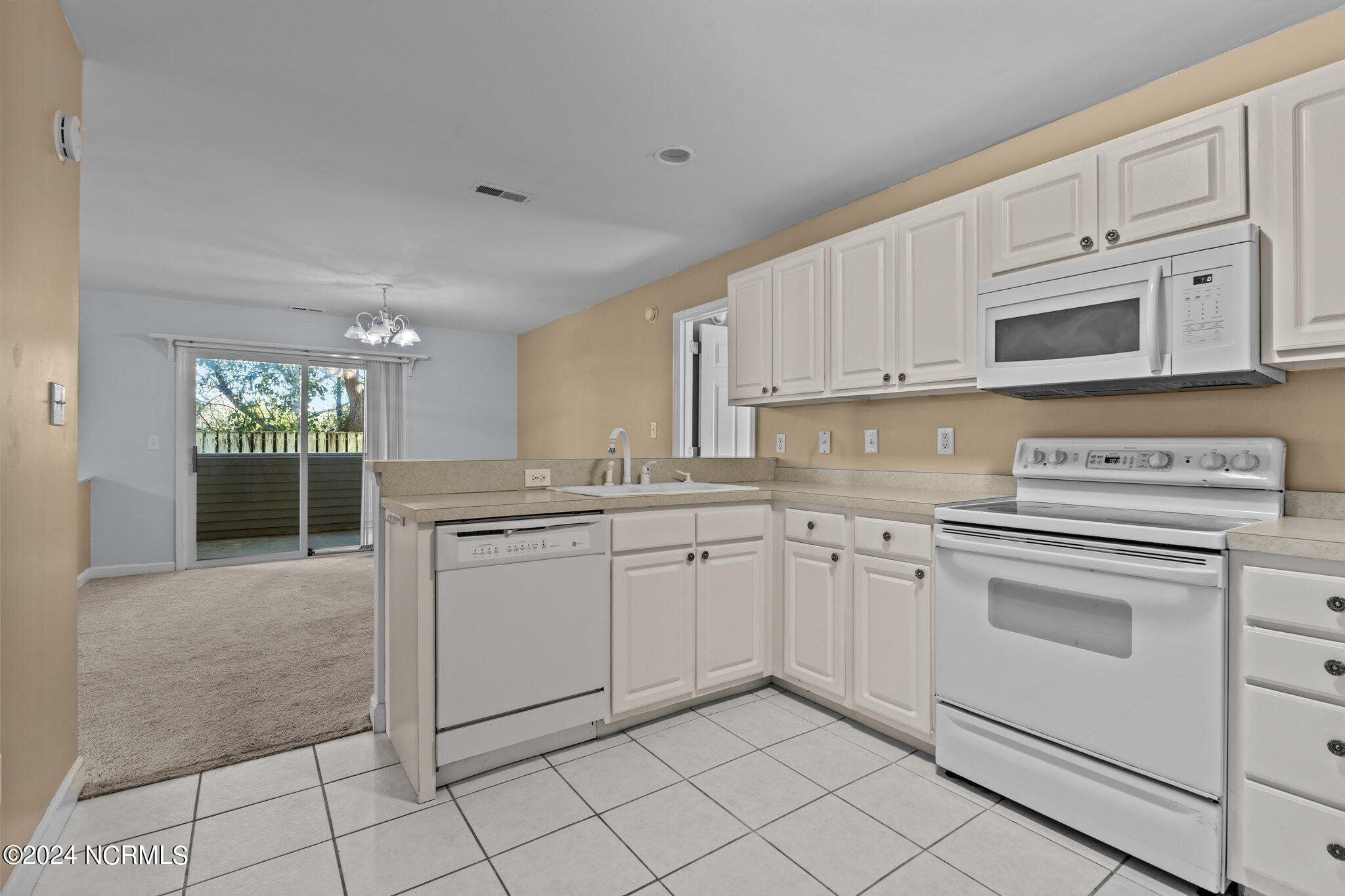 404 Commerce Avenue, Unit B Morehead City, NC 28557 - Photo 14 of 46 Kitchen