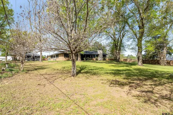 a view of a yard with a house