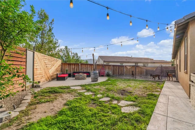 a view of a house with backyard