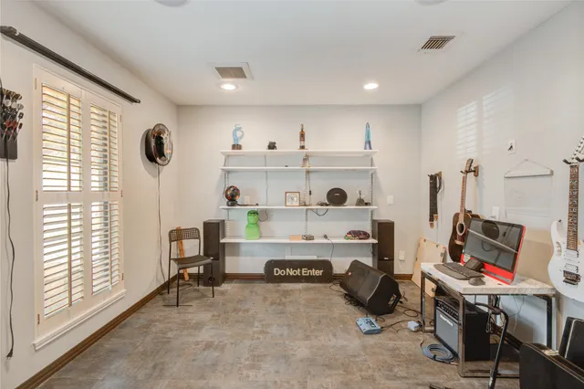 $425,000 | 5623 Bermuda Dunes Drive, Houston, TX 77069