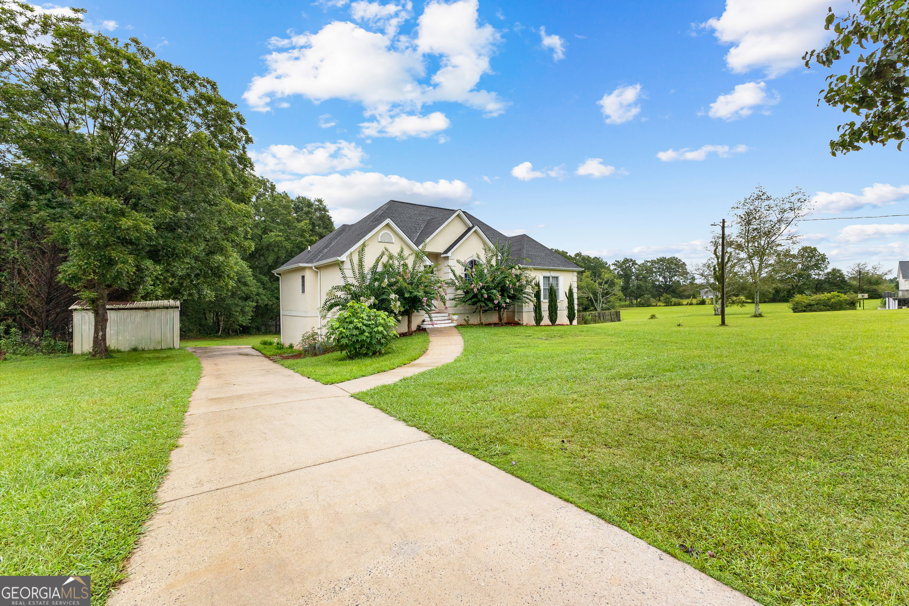 502 North Rover Road Williamson, GA 30292 - Photo 2 of 46 a front view of a house with garden