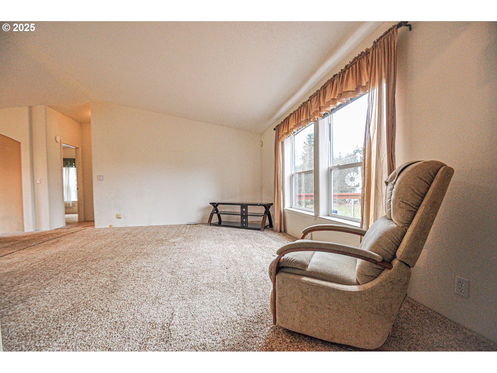 78342 Alston Mayger Road Rainier, OR 97048 - Photo 10 of 39 Living Room