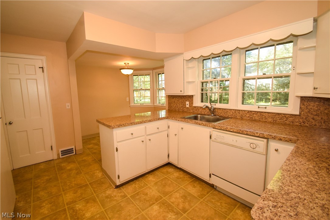 1543 Kew Road Cleveland, OH 44118 - Photo 7 of 33