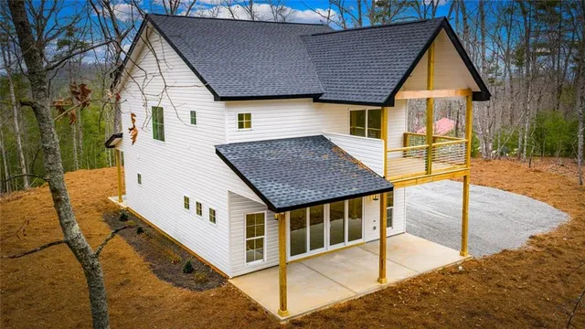 a view of a house with a yard