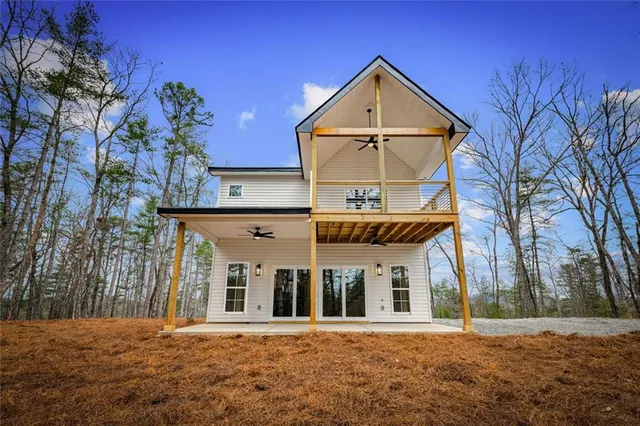 a view of a house with backyard and plants