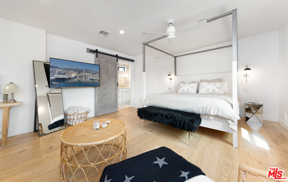 5317 Pacific Avenue Marina del Rey, CA 90292 - Photo 25 of 41 a bedroom with a bed and a dresser