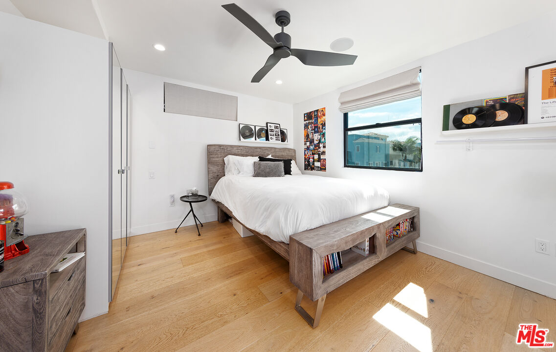 5317 Pacific Avenue Marina del Rey, CA 90292 - Photo 31 of 41 a bedroom with a bed and a flat tv screen on the dresser