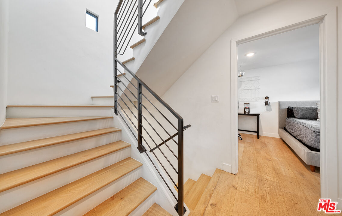5317 Pacific Avenue Marina del Rey, CA 90292 - Photo 35 of 41 a view of entryway and hall