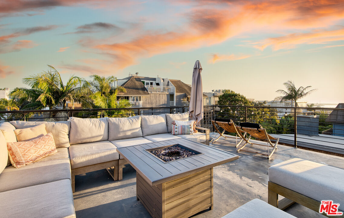 5317 Pacific Avenue Marina del Rey, CA 90292 - Photo 36 of 41 a outdoor living space with patio furniture