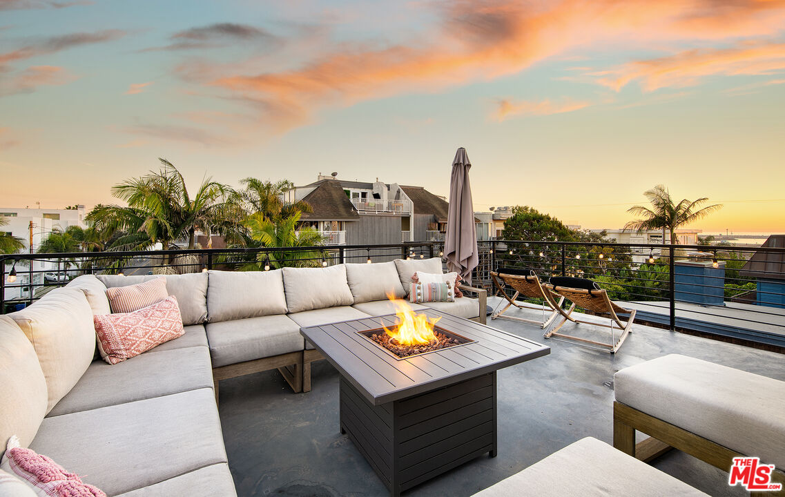 5317 Pacific Avenue Marina del Rey, CA 90292 - Photo 37 of 41 a view of a terrace with couches and sky view
