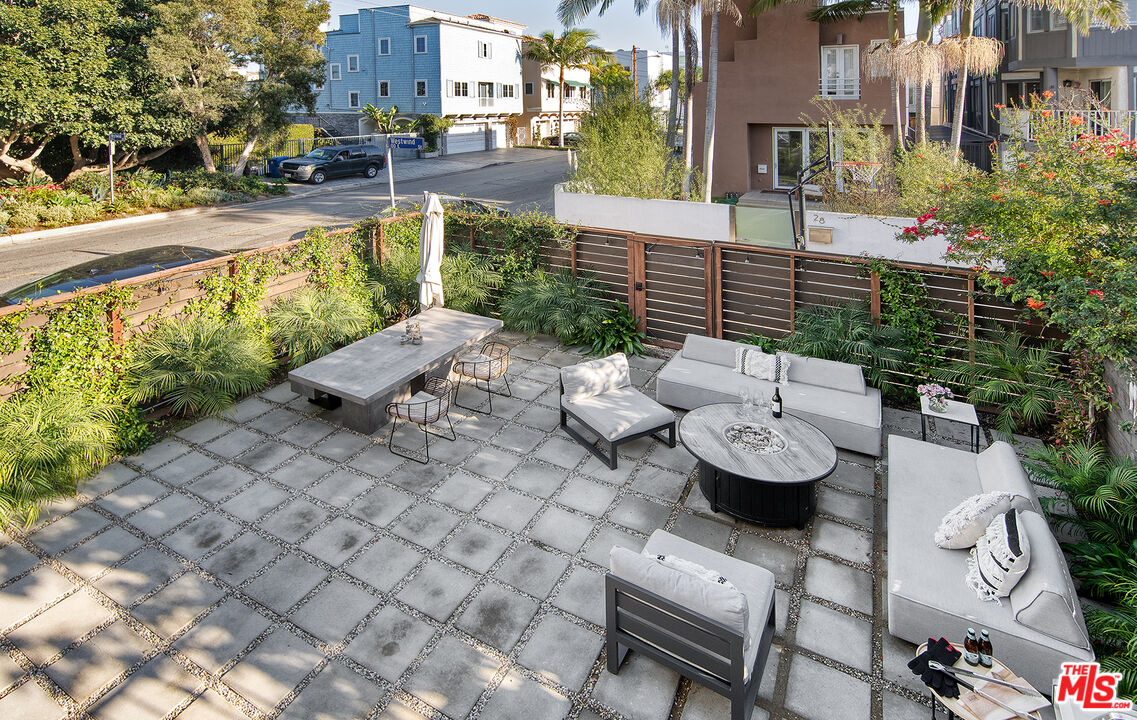 5317 Pacific Avenue Marina del Rey, CA 90292 - Photo 4 of 41 a view of outdoor space yard and patio