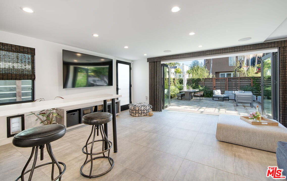 5317 Pacific Avenue Marina del Rey, CA 90292 - Photo 8 of 41 a lobby with furniture and large windows