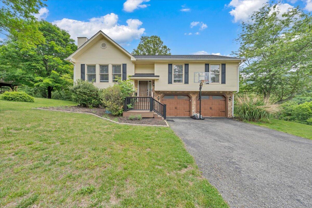 7851 Cedar Edge Road Roanoke, VA 24018 - Photo 42 of 44 a view of a house with a yard and sitting area