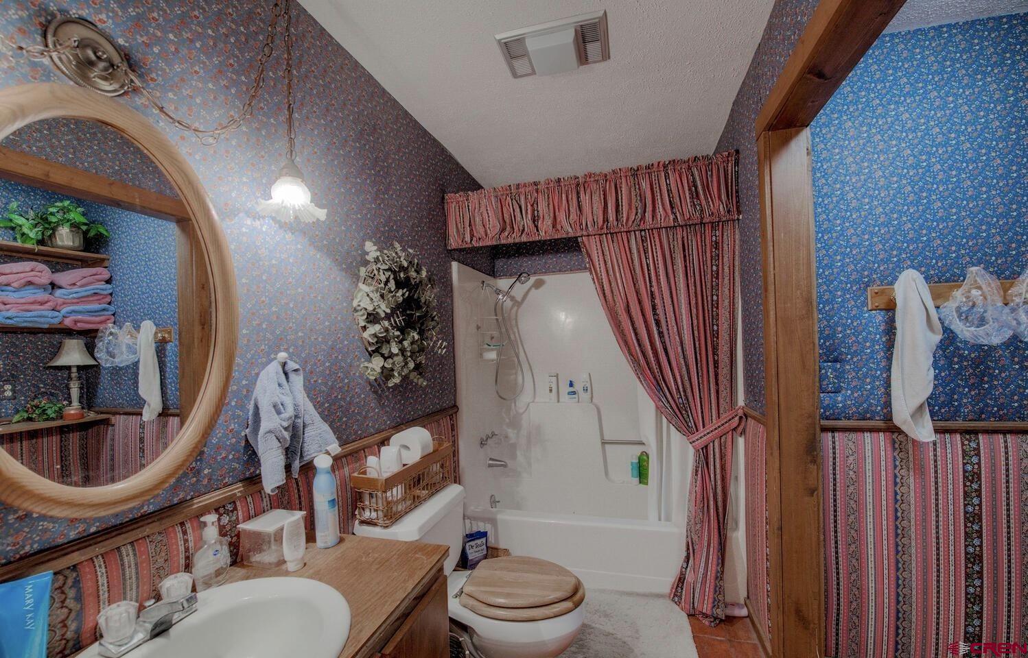 1499 Lake County Road Twin Lakes, CO 81251 - Photo 13 of 37 a bathroom with a toilet a sink and bathtub