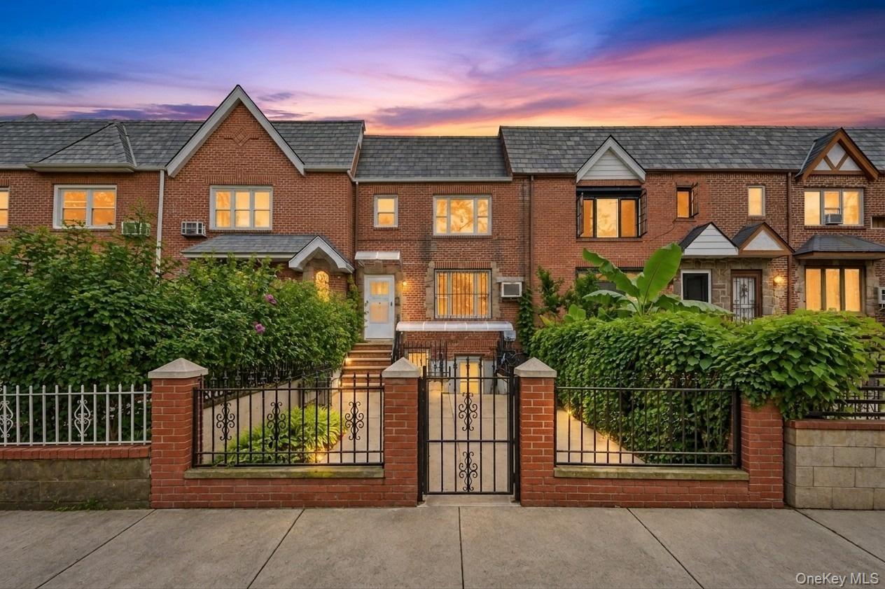 Maison à vendre à Jackson Heights — $ 1,098,888 — Buyest