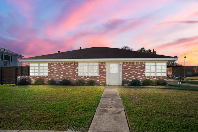 $2,700 | 3608 Wheeler Avenue, Houston, TX 77004