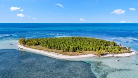 a view of a bathtub in an empty room