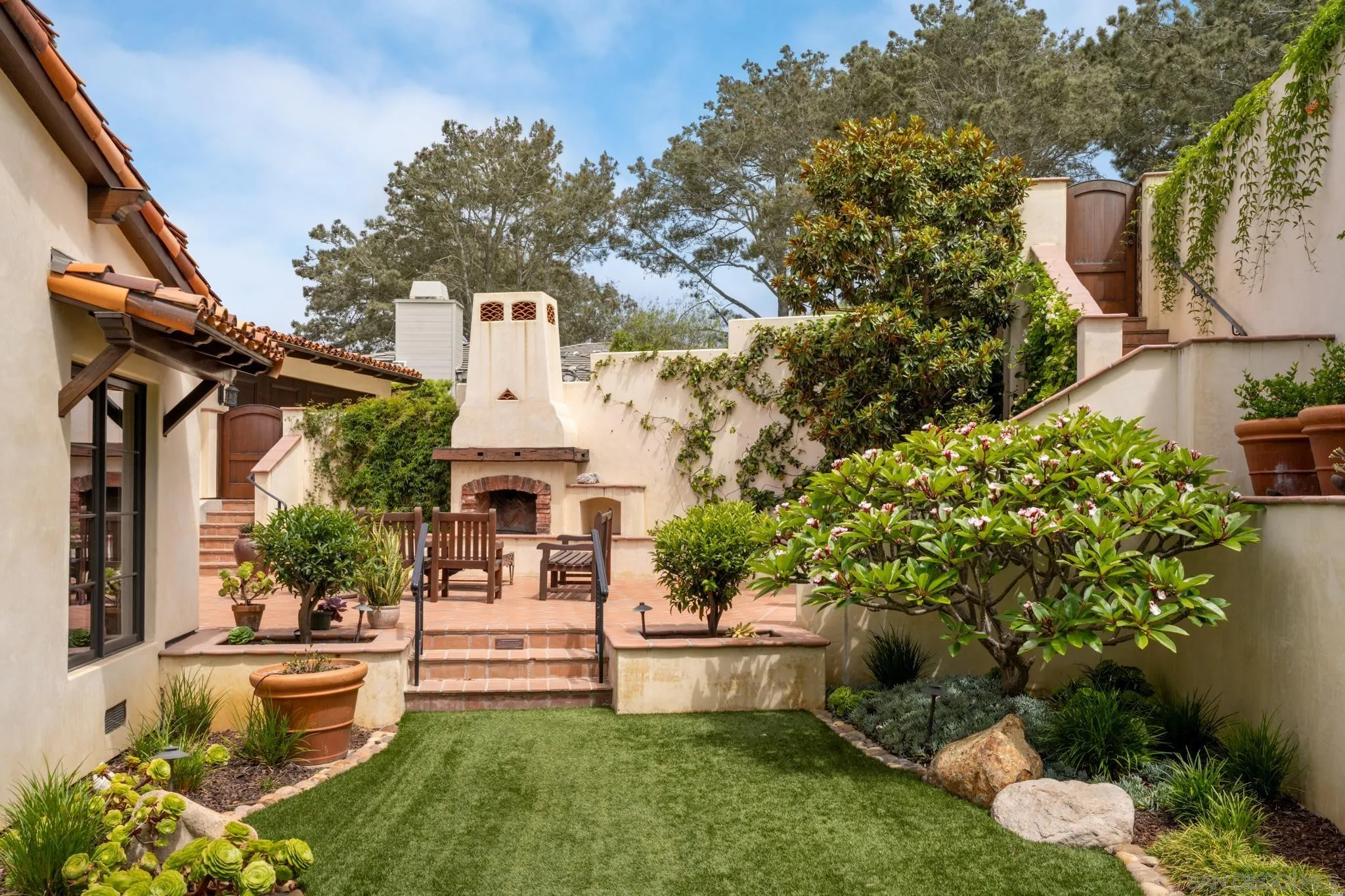262 Ocean View Avenue Del Mar, CA 92014 - Photo 33 of 45 a front view of a house with garden