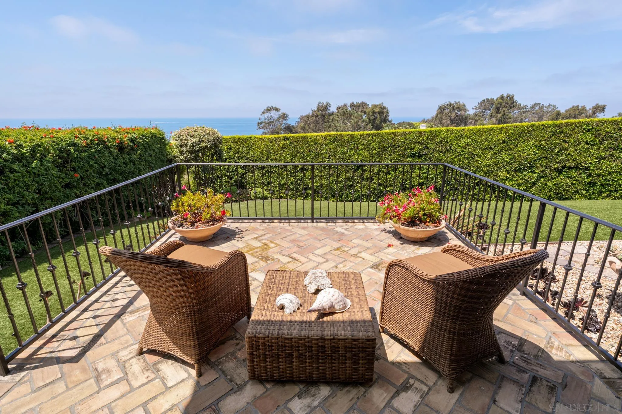 262 Ocean View Avenue Del Mar, CA 92014 - Photo 39 of 45 a view of a chairs and table on the roof deck