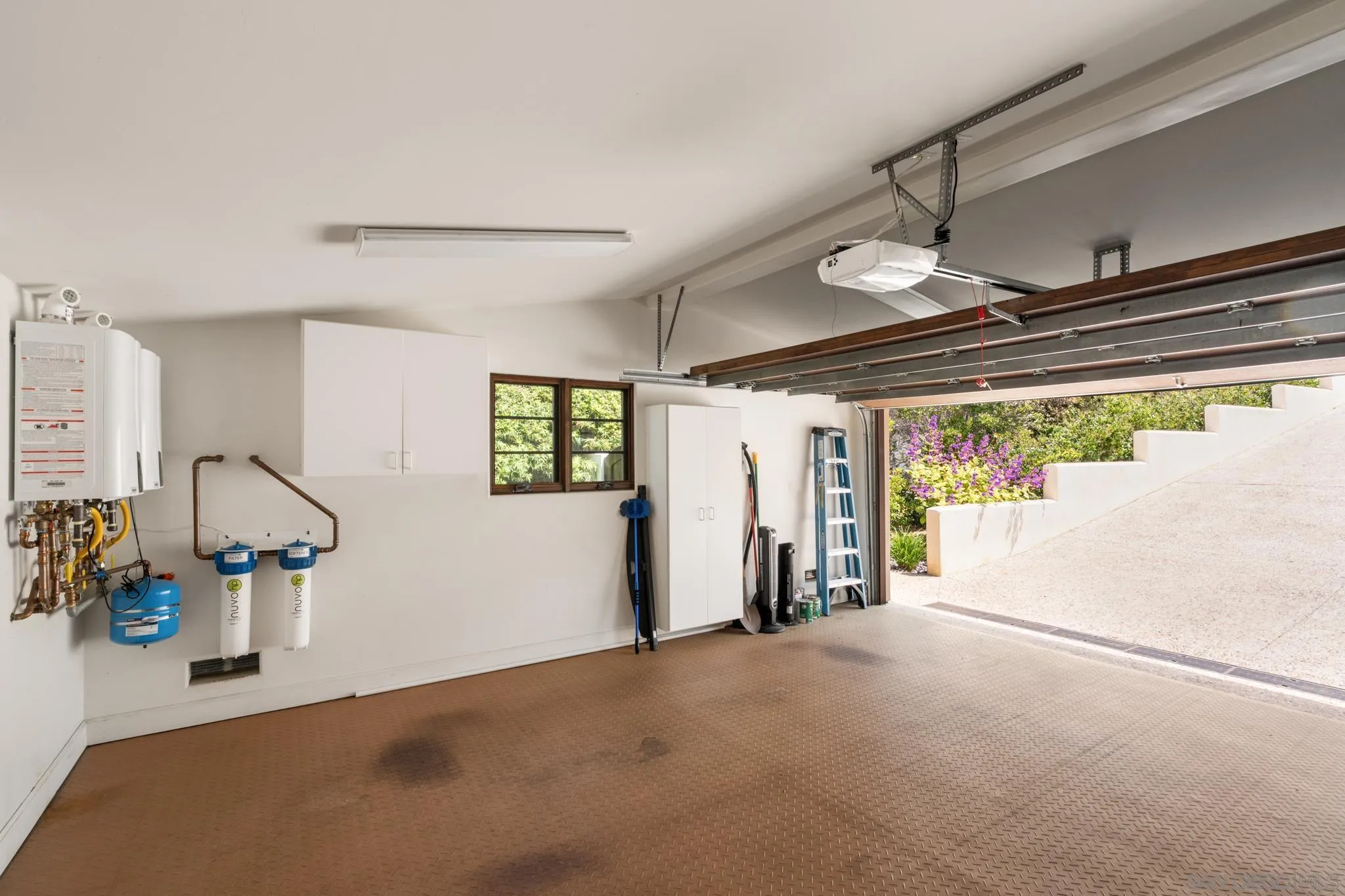 262 Ocean View Avenue Del Mar, CA 92014 - Photo 42 of 45 a view of a livingroom with furniture and windows