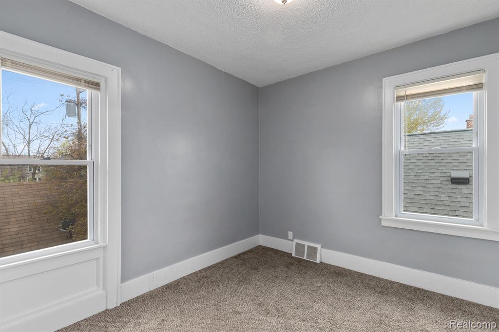 1347 Wayburn Street Grosse Pointe, MI 48230 - Photo 23 of 32