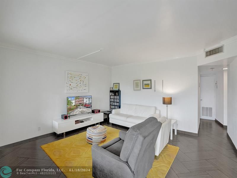 600 Pine Drive, Unit 106 Pompano Beach, FL 33060 - Photo 4 of 15 a living room with furniture