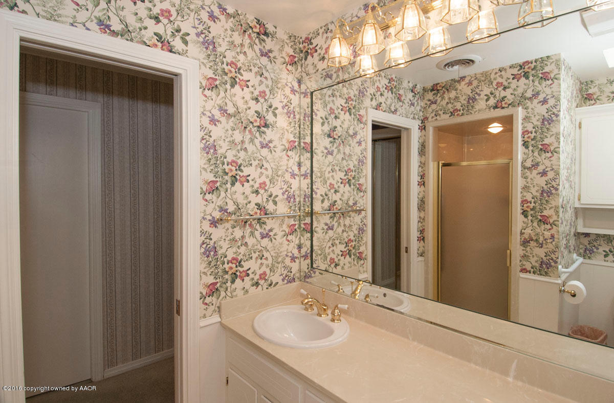 6201 Elmhurst Road Amarillo, TX 79106 - Photo 15 of 35 MASTER BATH VIEW 2