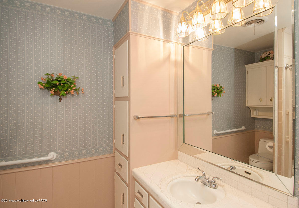 6201 Elmhurst Road Amarillo, TX 79106 - Photo 19 of 35 BATHROOM 2 VIEW 1
