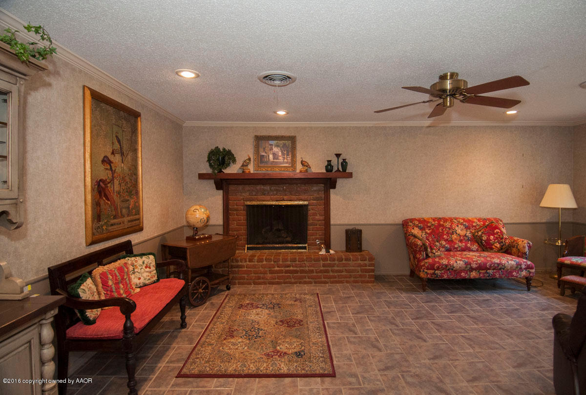 6201 Elmhurst Road Amarillo, TX 79106 - Photo 26 of 35 DEN VIEW 2