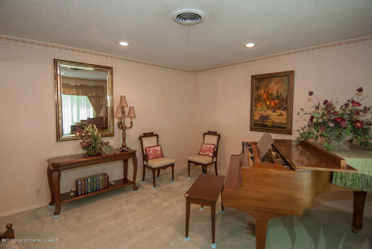 6201 Elmhurst Road Amarillo, TX 79106 - Photo 4 of 35 LIVING VIEW 2