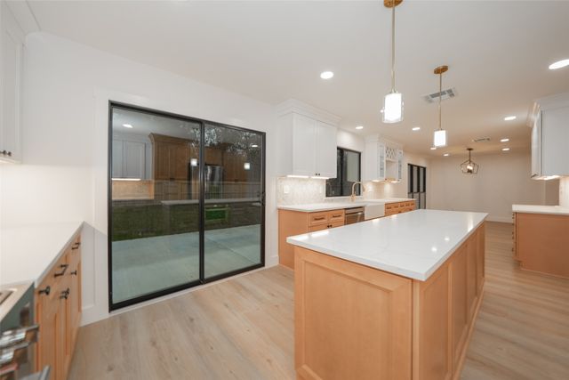 $589,000 | 203 South Pathfinders Circle, The Woodlands, TX 77381