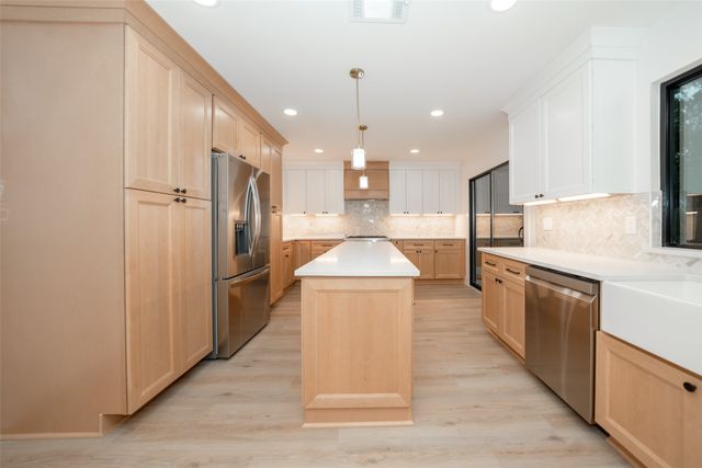 $589,000 | 203 South Pathfinders Circle, The Woodlands, TX 77381