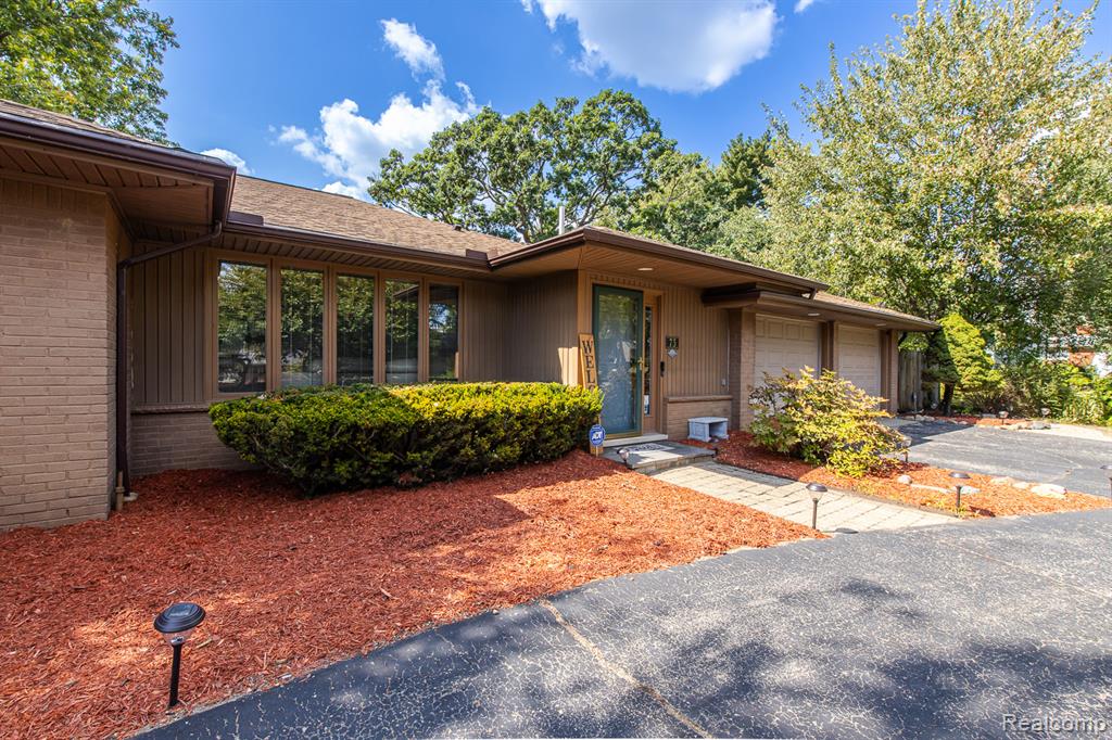 73 Nevada Avenue Rochester Hills, MI 48309 - Photo 2 of 54
