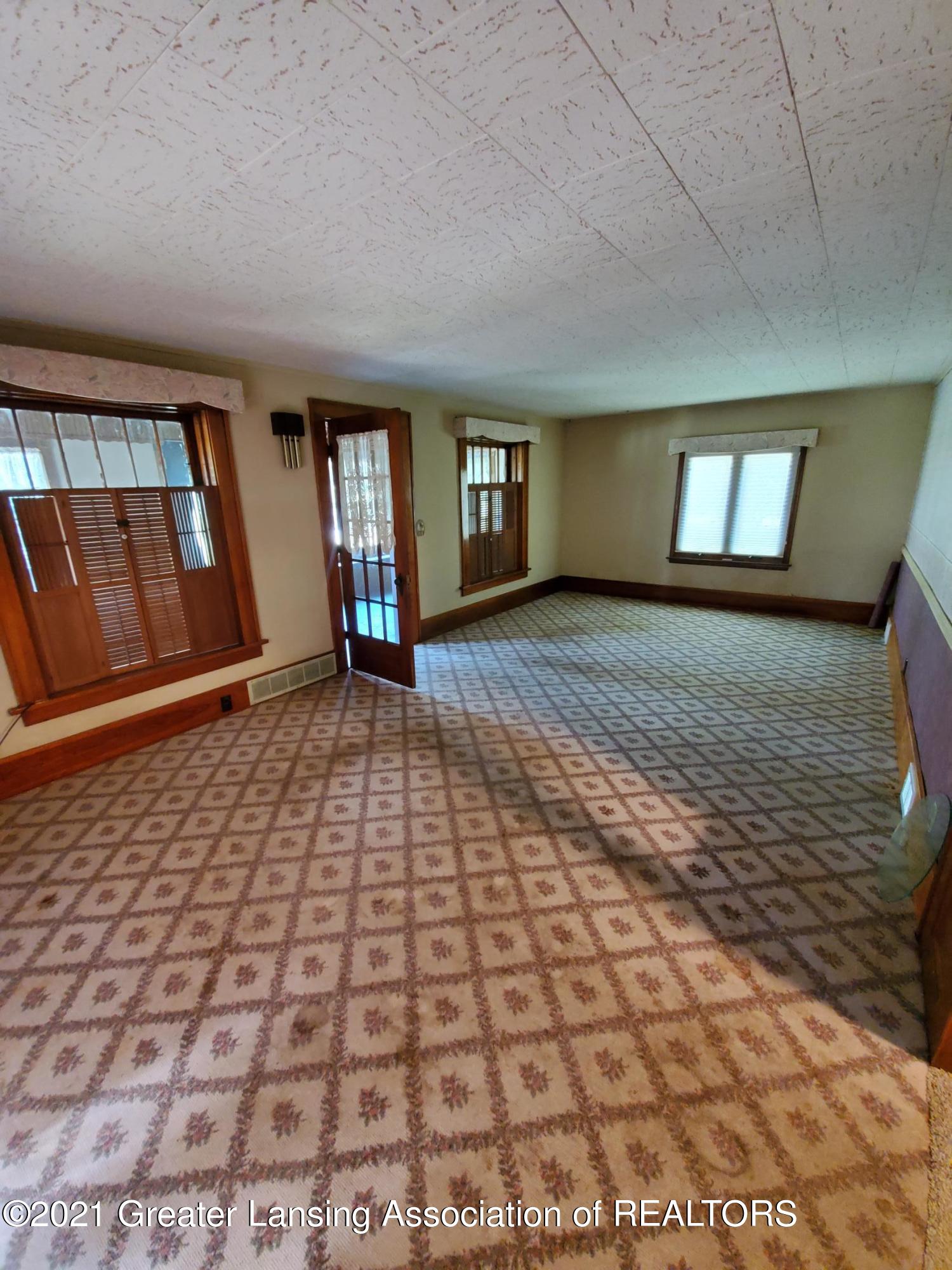 124 Cook Street Maple Rapids, MI 48853 - Photo 16 of 35 Living Room