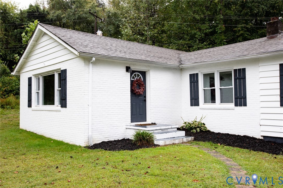 3153 West 3rd Street Farmville, VA 23901 - Photo 3 of 63 a front view of a house with a yard