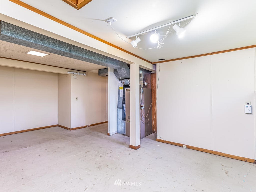 9222 12th Avenue Southwest Seattle, WA 98106 - Photo 15 of 30 a view of an empty room