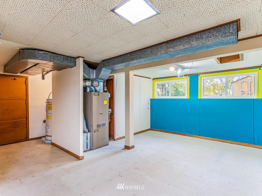 9222 12th Avenue Southwest Seattle, WA 98106 - Photo 16 of 30 an empty room with windows