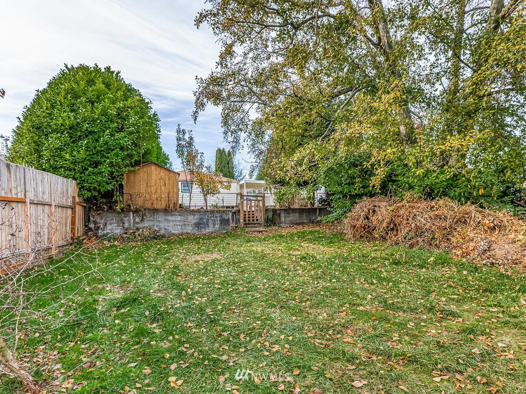9222 12th Avenue Southwest Seattle, WA 98106 - Photo 28 of 30 a backyard of a house with lots of green space