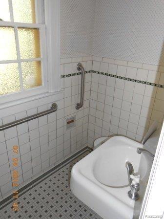 1220 Whittier Road Grosse Pointe, MI 48230 - Photo 17 of 23 DSCN1576 - Copy.JPG