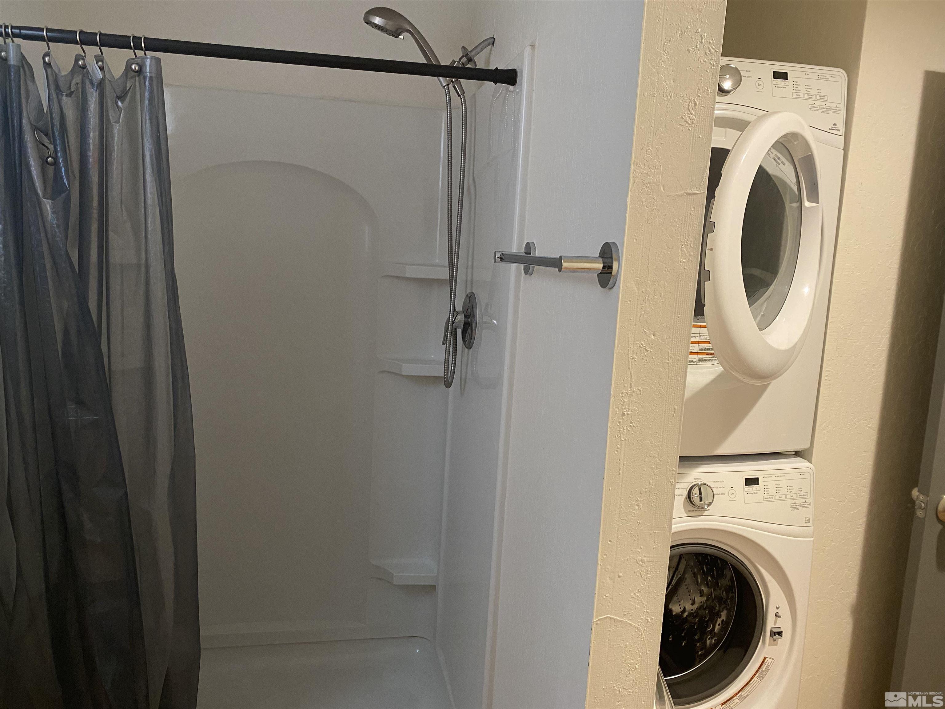 656 Spokane Street Reno, NV 89512 - Photo 9 of 31 a utility room with dryer and washer