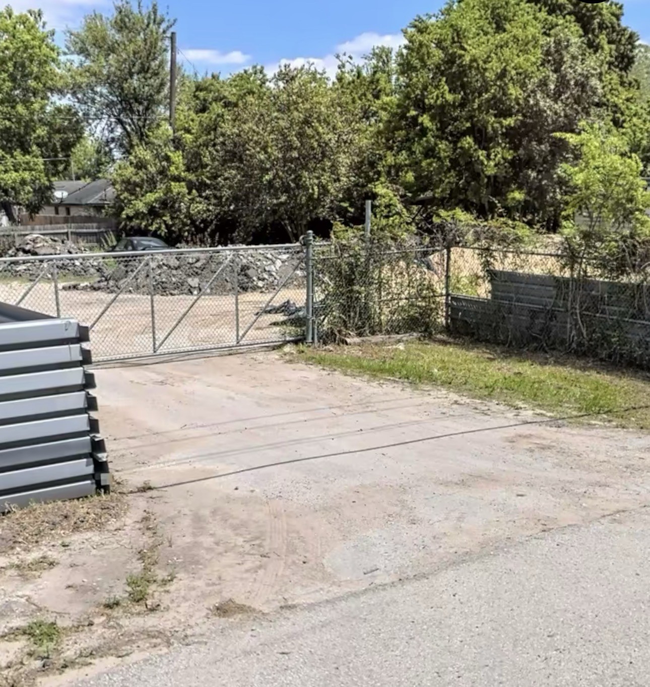 a view of a backyard