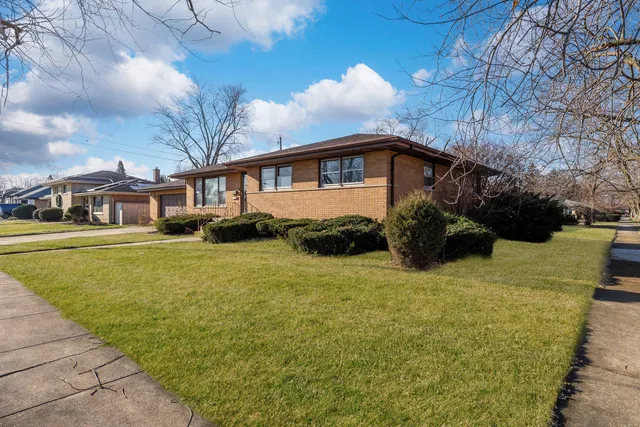$220,000 | 17044 Louis Avenue, South Holland, IL 60473
