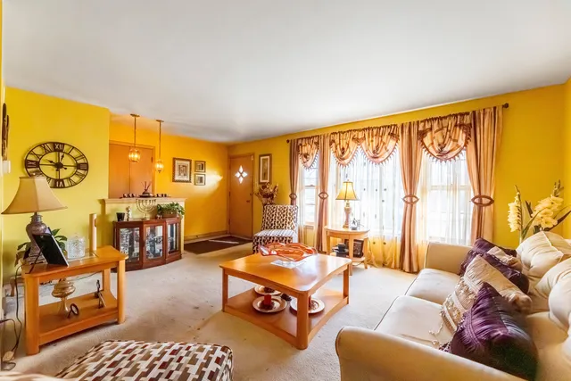 $220,000 | 17044 Louis Avenue, South Holland, IL 60473