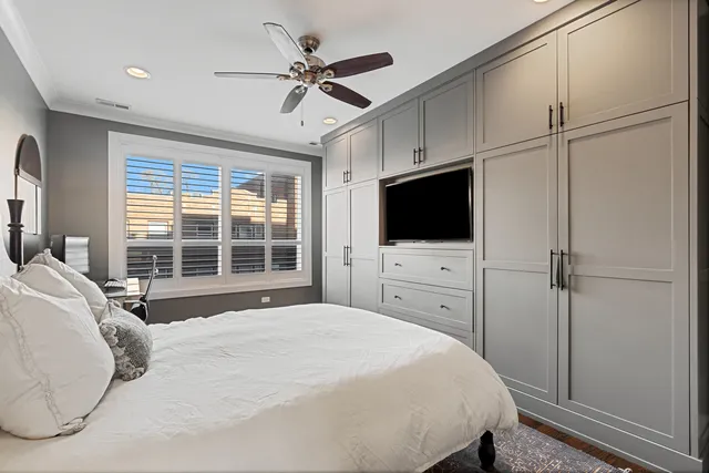 $560,000 | 3047 North Oakley Avenue, Unit 206, Chicago, IL 60618