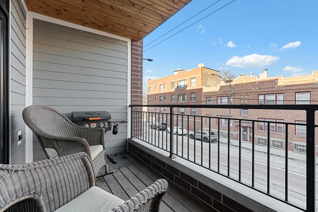 $560,000 | 3047 North Oakley Avenue, Unit 206, Chicago, IL 60618