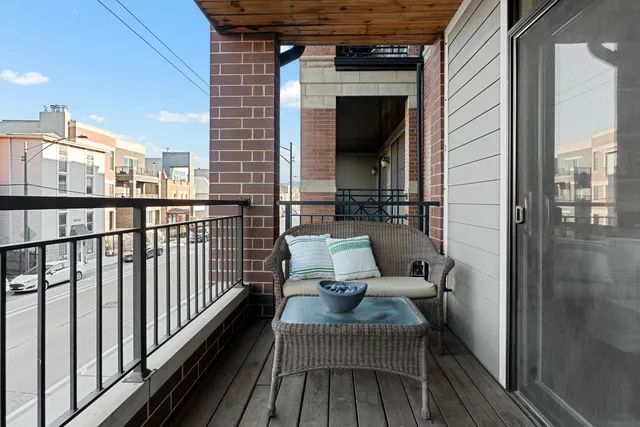 $560,000 | 3047 North Oakley Avenue, Unit 206, Chicago, IL 60618