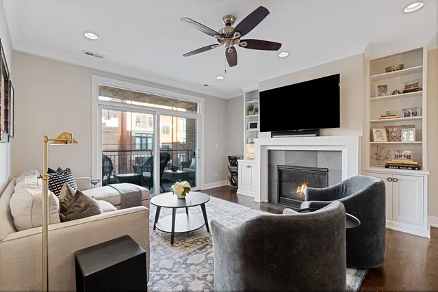 $560,000 | 3047 North Oakley Avenue, Unit 206, Chicago, IL 60618