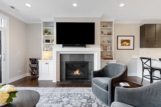 $560,000 | 3047 North Oakley Avenue, Unit 206, Chicago, IL 60618