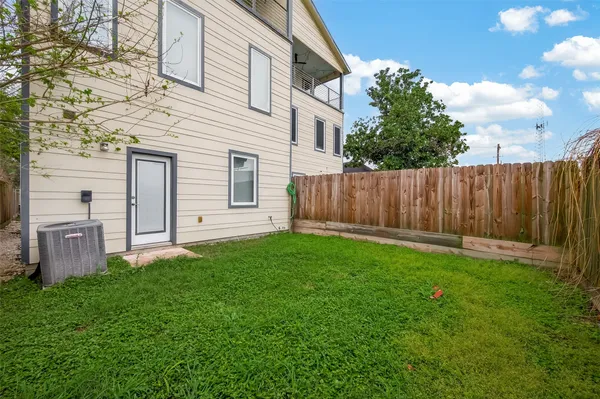 $2,900 | 1819 South Street, Houston, TX 77009